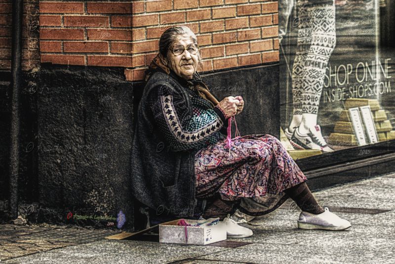 Tejiendo patucos en la calle para poder comer Reducc.jpg